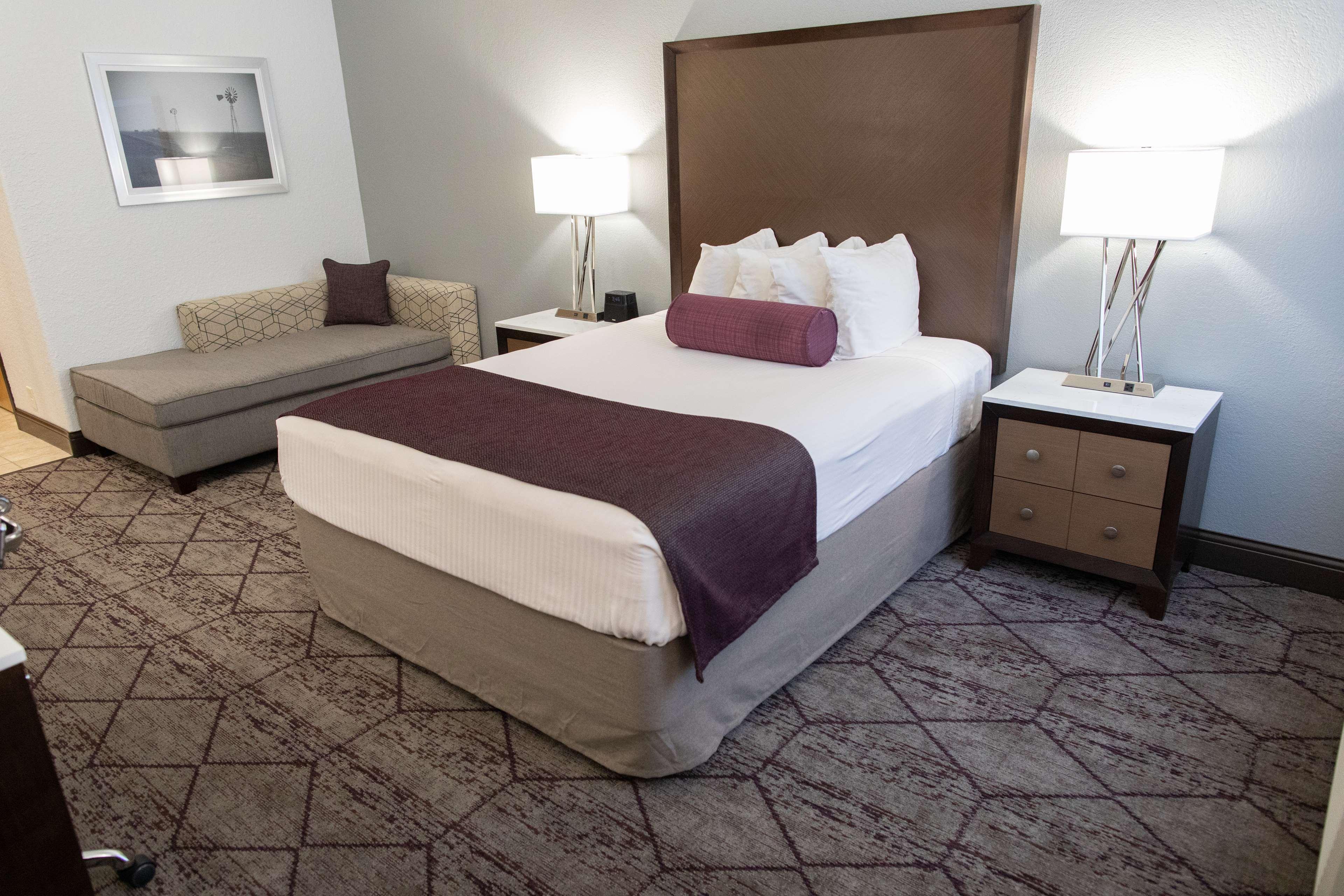 Western Longbranch & Convention Center Hotel