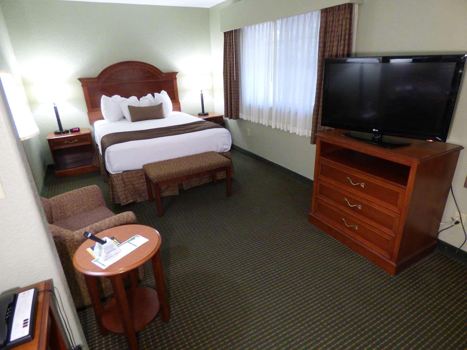 Western Longbranch & Convention Center Hotel 3*